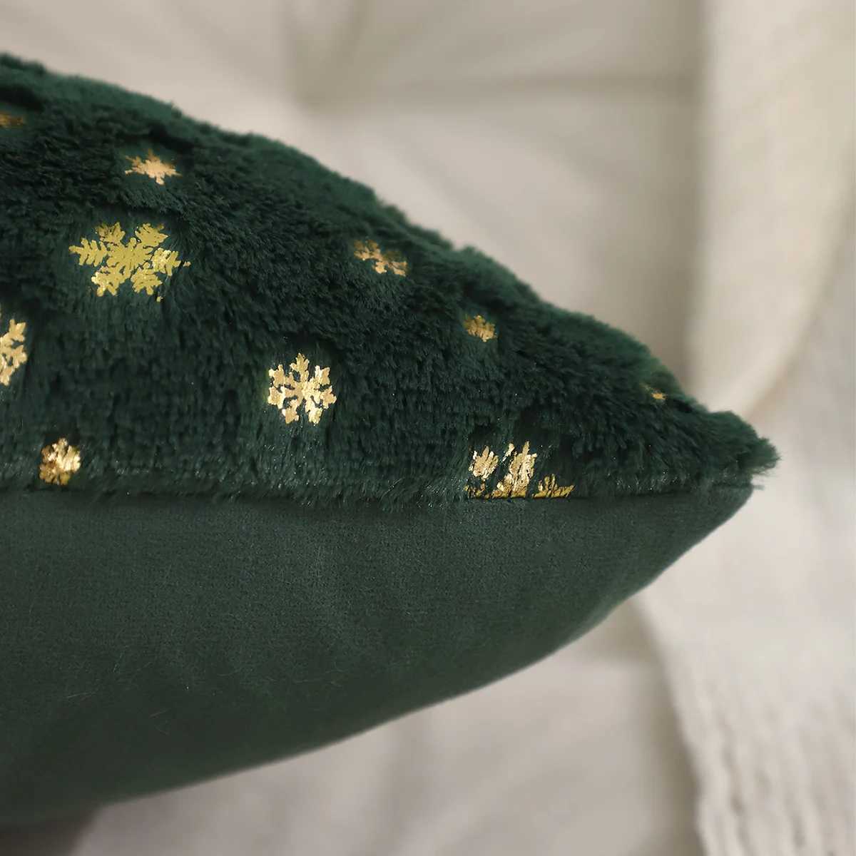 1 PC Christmas Snowflake Throw Pillow Cover Winter Plush Bronzing Christmas Decoration Living Room Y251105