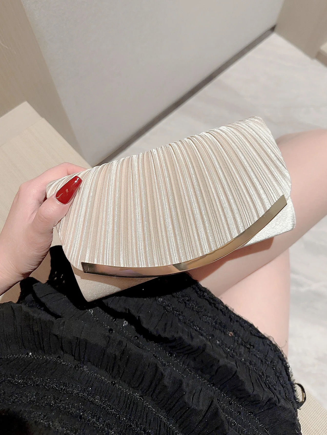Womens fashion pleated clutch evening bag metal strip decoration party dance ball bag wedding bag wedding gift bag 250402