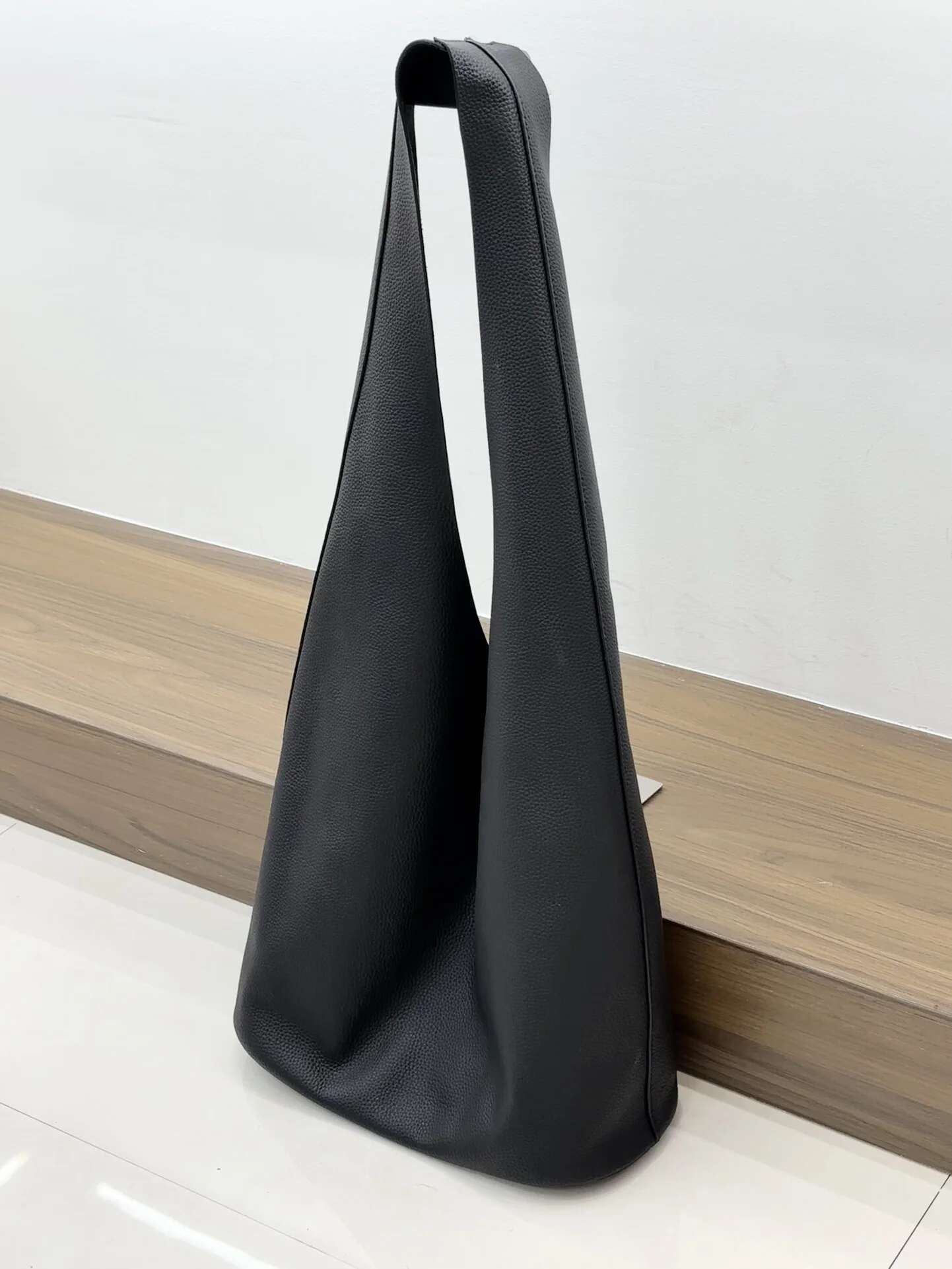 2025 Spring Trending Quiet Hobo Soft Slouchy Leather Shoulder Bag For Work Travel Minimalist Aesthetic