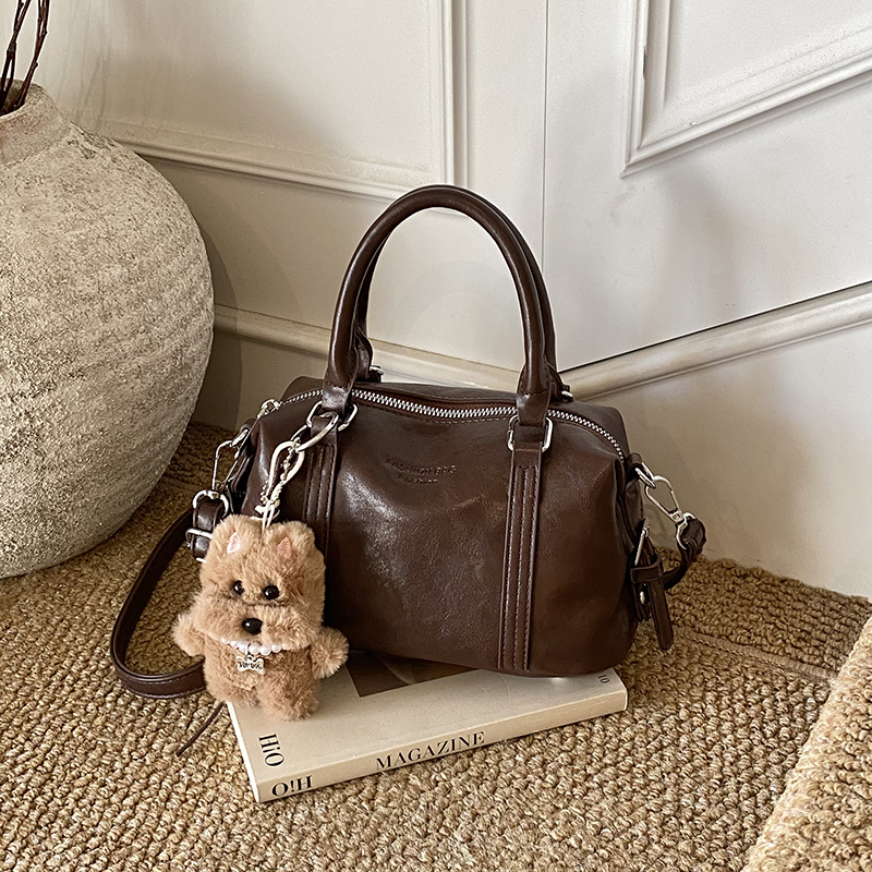 2025 Autumn Women's Simple Leisure Fashion Luxury Party Handbag Large Capacity Crossbody Bag Essential Shoulder Bag for College Students Shopping