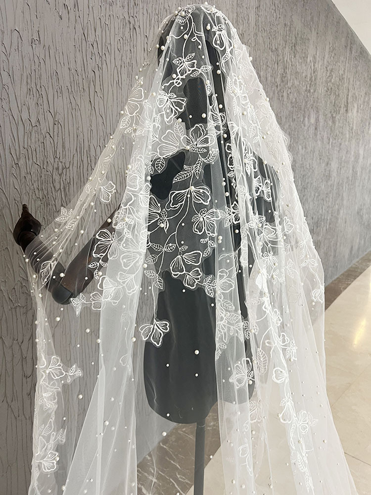 Romantic Wedding Veil Pearls Appliques Lace One Layer Cathedral Length Bride Veils High Quality Customized velo de novia