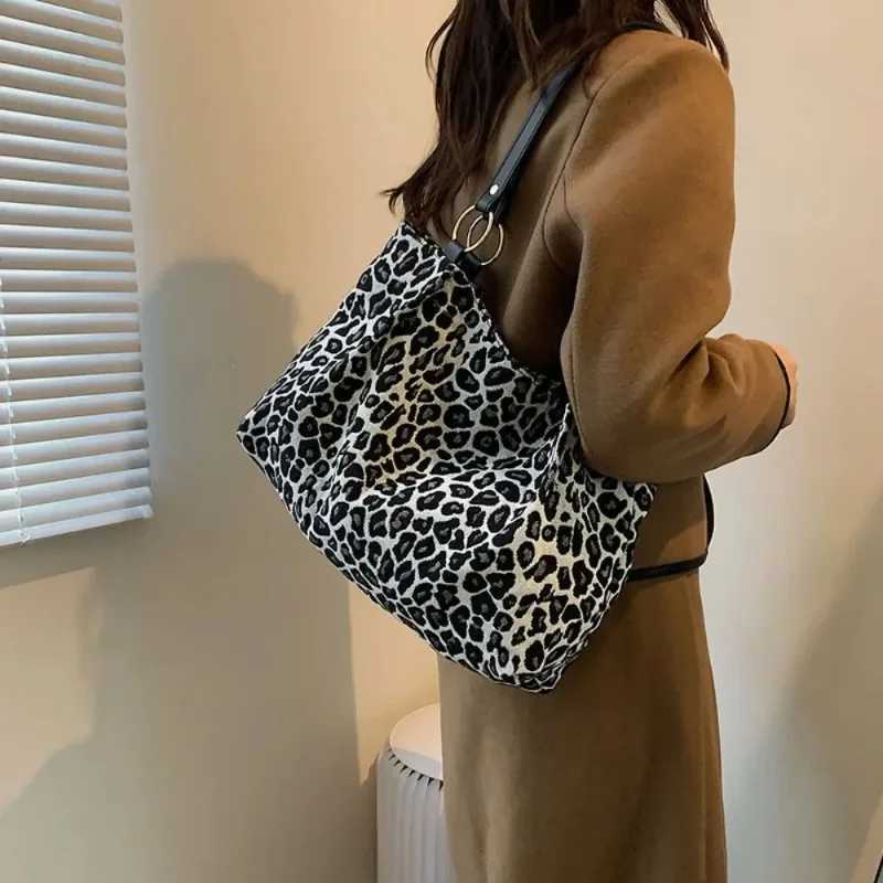 New Fashion Tote Bags Shopping and Travel Canvas Bags New Women Popular Handbags Large Capacity Leopard Shoulder Bags Z251104