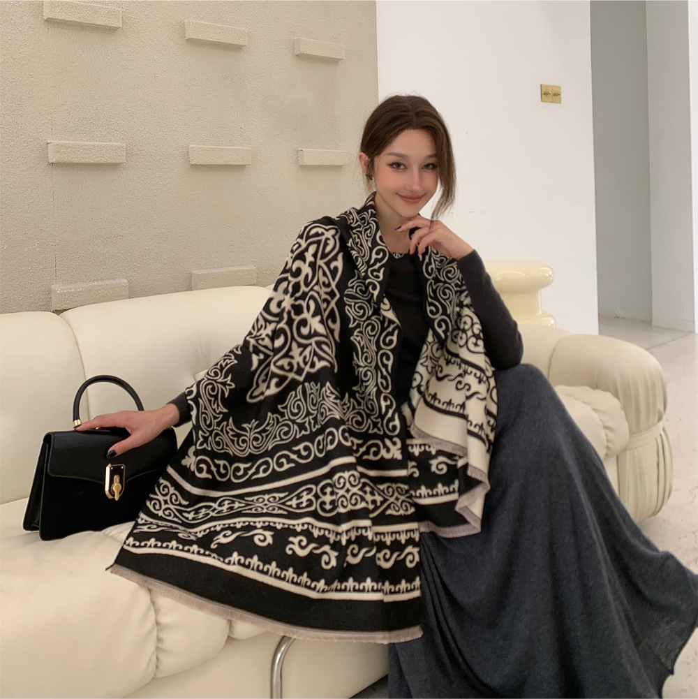 Retro Style Patterned Womens Scarf Autumn And Winter Warm Tassel Shawl Scarf Multi Color Optional Imitation Cashmere Scarf