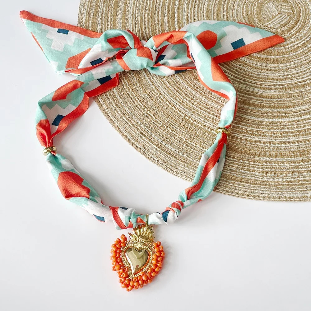 Colorful Scarf Necklace with a Giant Stainless Steel Resin Heart Pendant Womens Fashion Jewelry Bandana Necklace 251031
