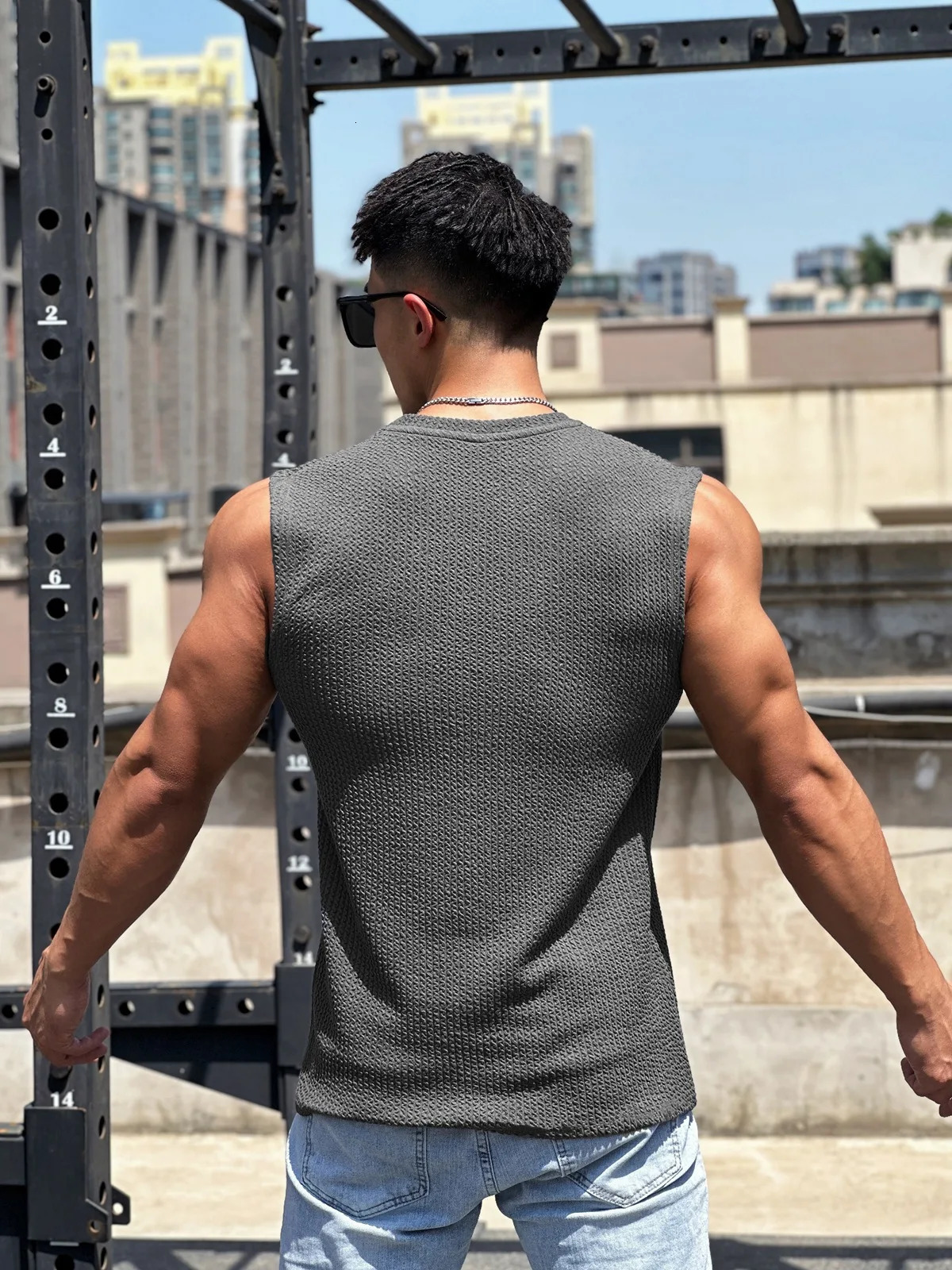 Summer Trend Mens Pullover Round Neck Serpentine Base Shirt Sports Fitness Top Sleeveless Vest Wide Shoulders 250402
