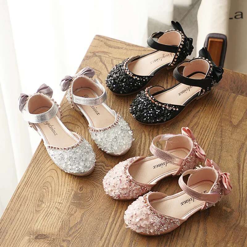 2025 New Children's Leather Wedding Children's Princess Sparkle Bow Girls' Casual Dance Shoes Designer Fashion Flat Sandals