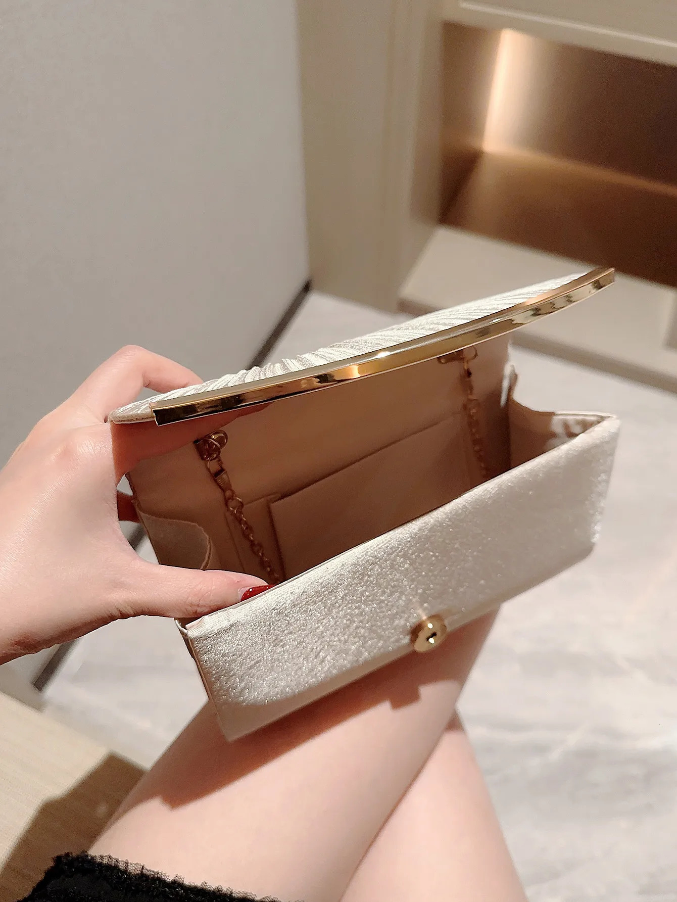Womens fashion pleated clutch evening bag metal strip decoration party dance ball bag wedding bag wedding gift bag 250402