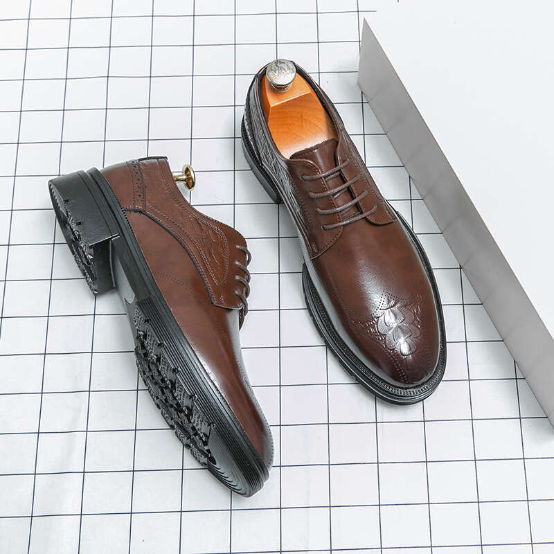 Men's in plus size, new casual leather fashionable men's business shoes, Korean version, trendy groom's wedding shoes