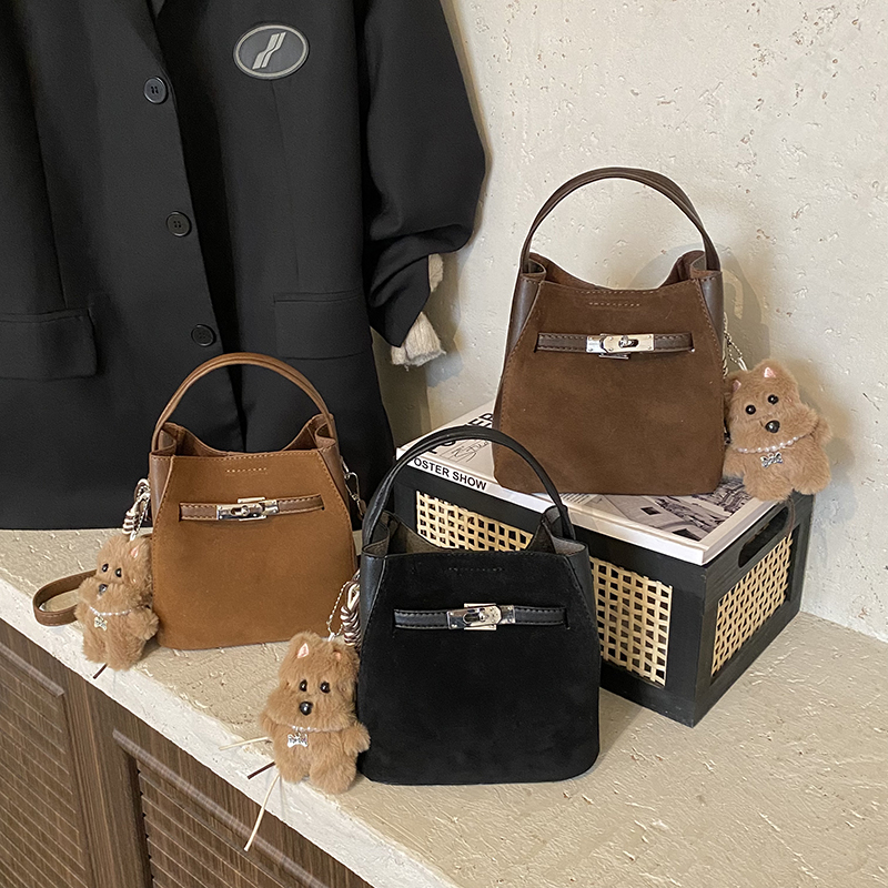 2025 Spring Women's Simple Leisure Fashion Luxury Party Handbag Large Capacity Crossbody Bag Essential Shoulder Bag for College Students Shopping