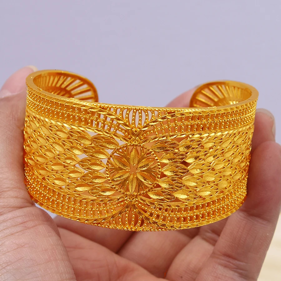 1PCS Middle East 24K goldplated hollowed out moon shaped bracelets Dubai wedding gift for European and American women 251031