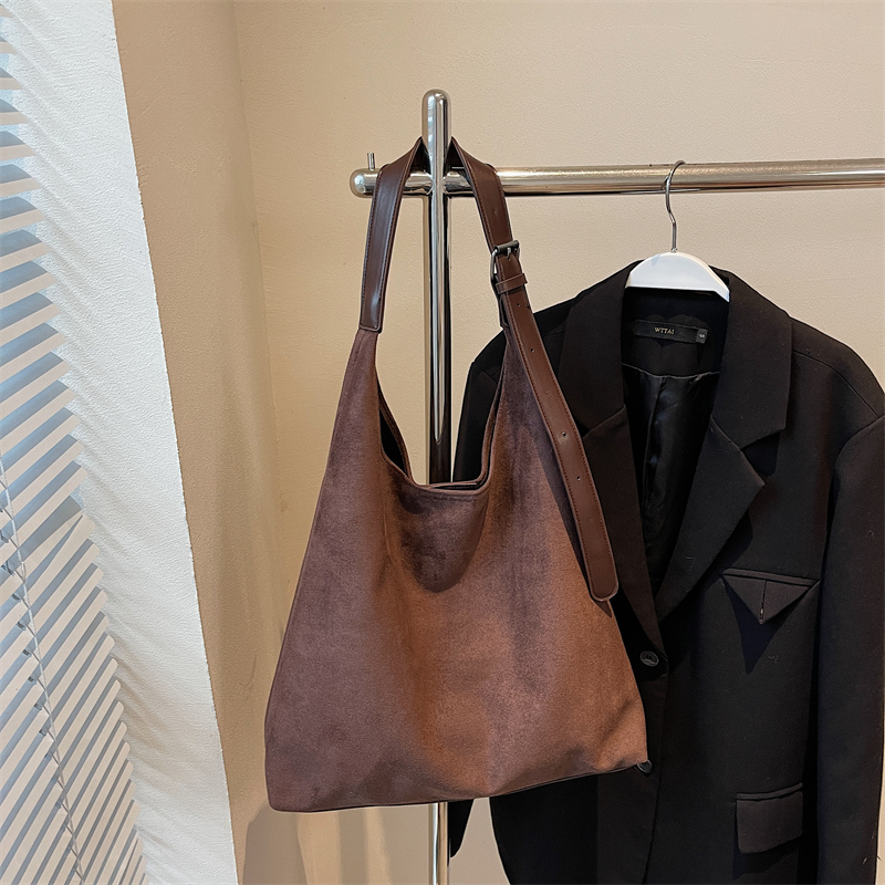 New Spring Women's Simple Leisure Fashion Luxury Party Handbag Large Capacity Crossbody Bag Essential Shoulder Bag for College Students Shopping