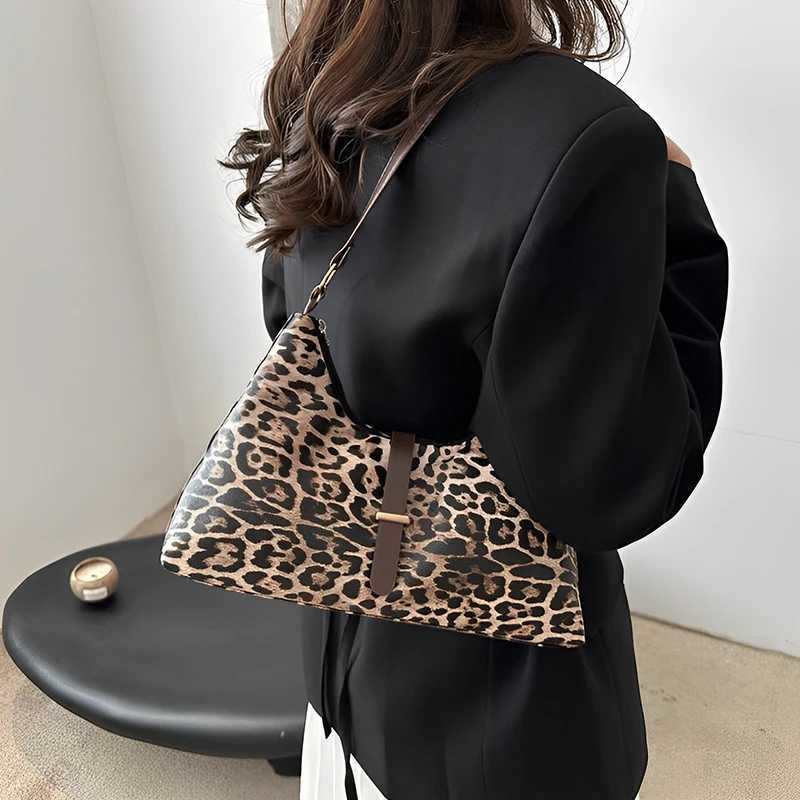New Large Capacity Womens Bags Fashion Leopard Print Tote Premium Texture Versatile Commuting Shoulder Armpits Z251104