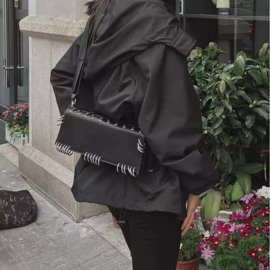 Womens Shoulder Haruku Fashion Gothic Casual Black Chains Circle Handbag Hot Girls Pu Leather Ladies Motorcycle Bag Sac St1105