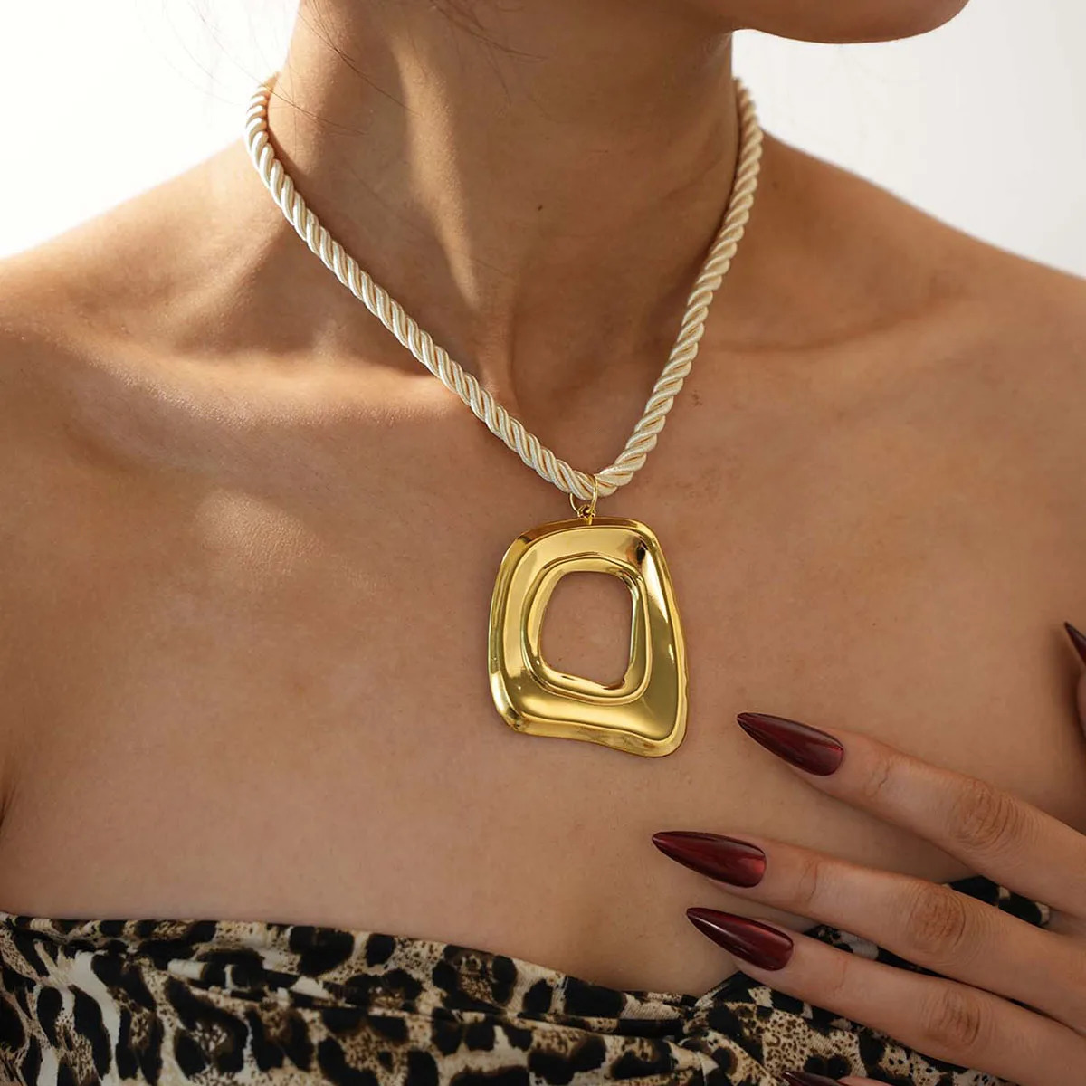 316l Stainless Steel Geometry Hollow Pendant Necklace Fashion Metal Charm Waterproof Cast Pvd Plated Jewelry Gift 251031