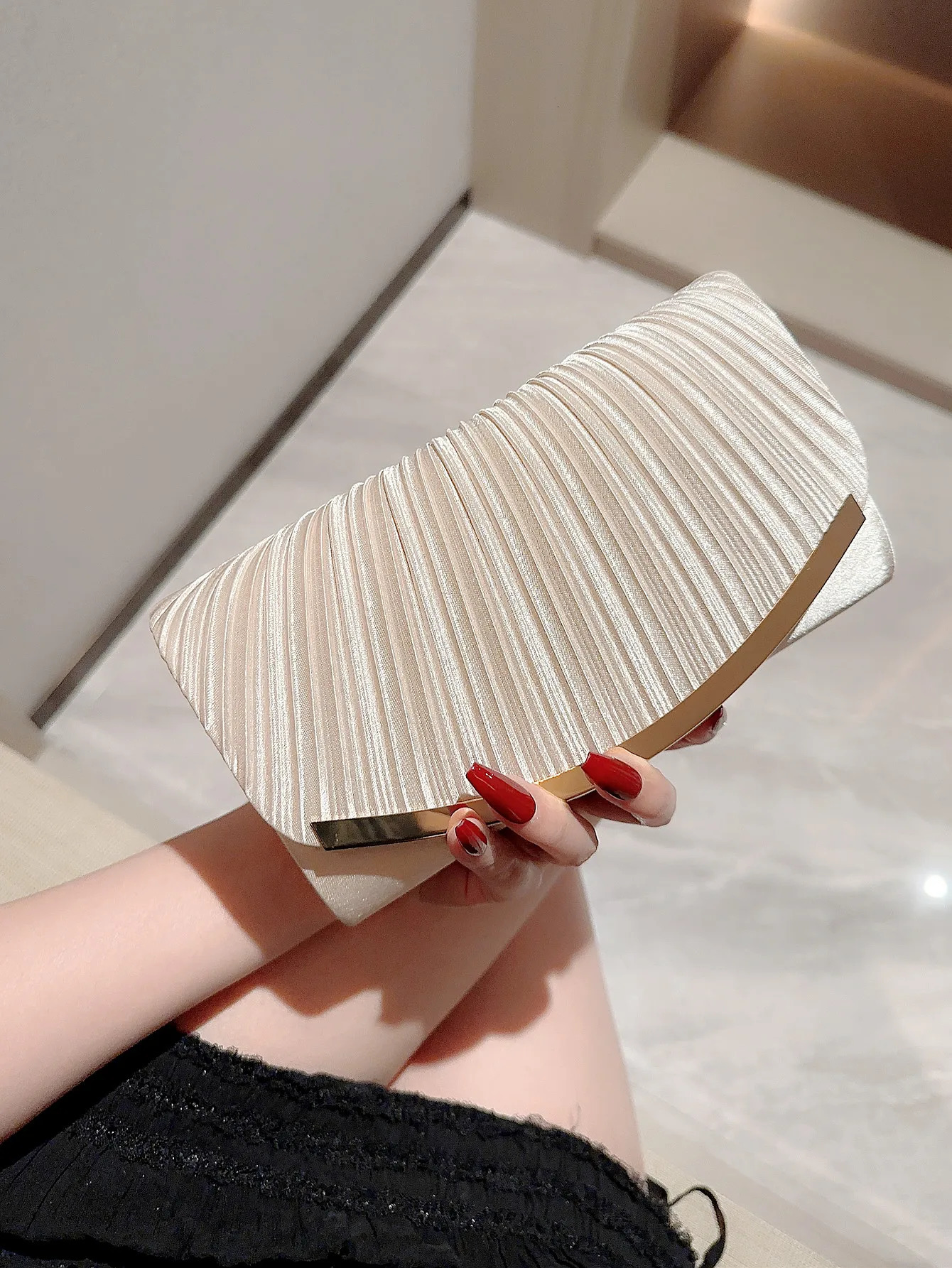 Womens fashion pleated clutch evening bag metal strip decoration party dance ball bag wedding bag wedding gift bag 250402