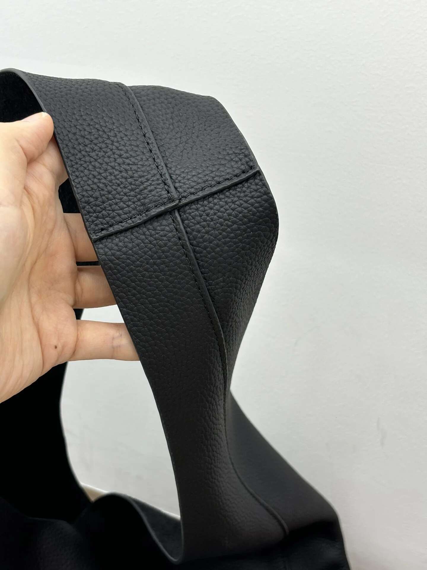 2025 Spring Trending Quiet Hobo Soft Slouchy Leather Shoulder Bag For Work Travel Minimalist Aesthetic