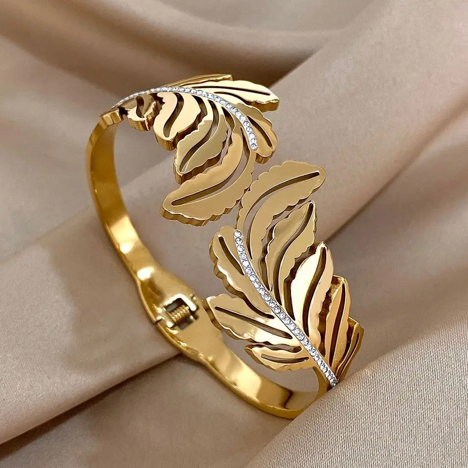 Exquisit Inlaid Rhinestone Feather Leaves Cuff Bracelets Fashion Gold Plated Stainless Steel Smooth Bangles Waterproof Jewelry 251031