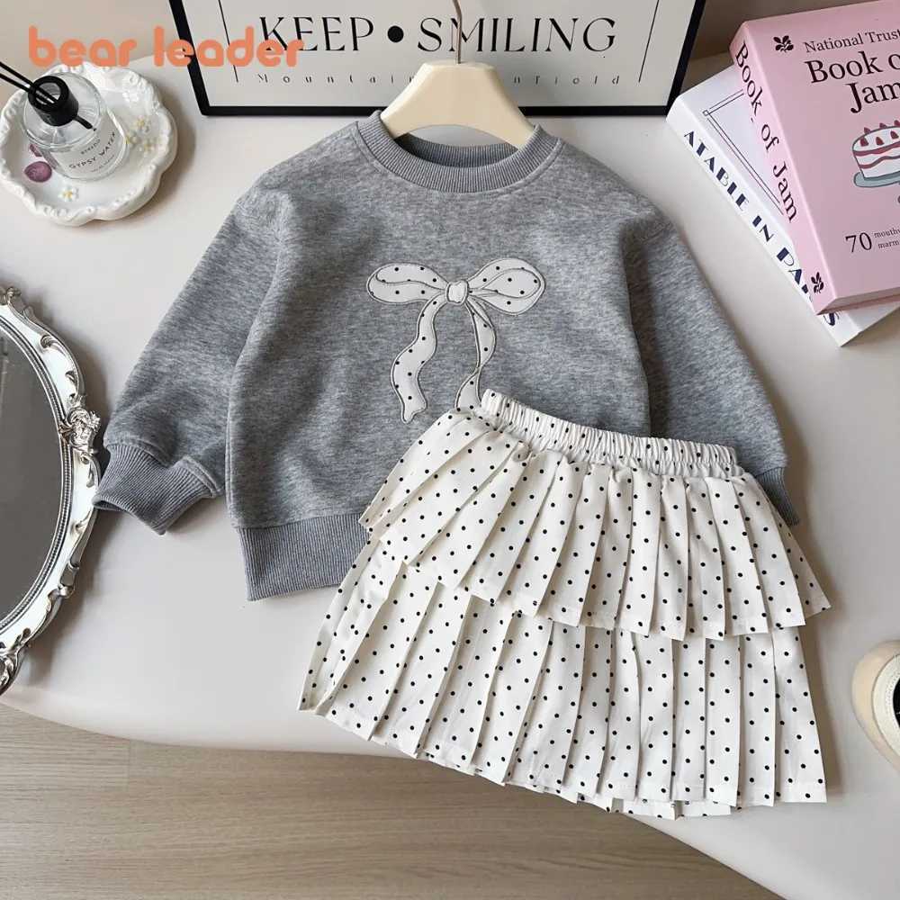 Bear Leader Fashion Childrens Set Korean Version Polka Dot Printed Girls Clothes Autumn Gray Long Sleeved Bow TopPleated Skirt Y251105