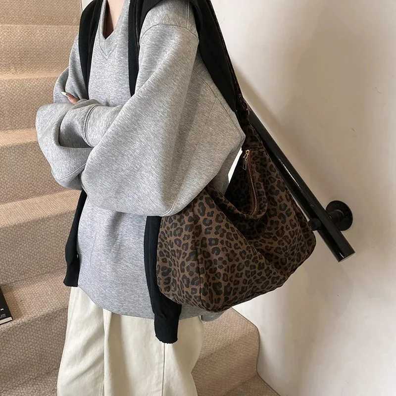Fashionable Large Capacity Autumn Winter Leopard Print Commuter Single Shoulder Tote Bag Casual Crossbody Bag for Men and Women Z251104