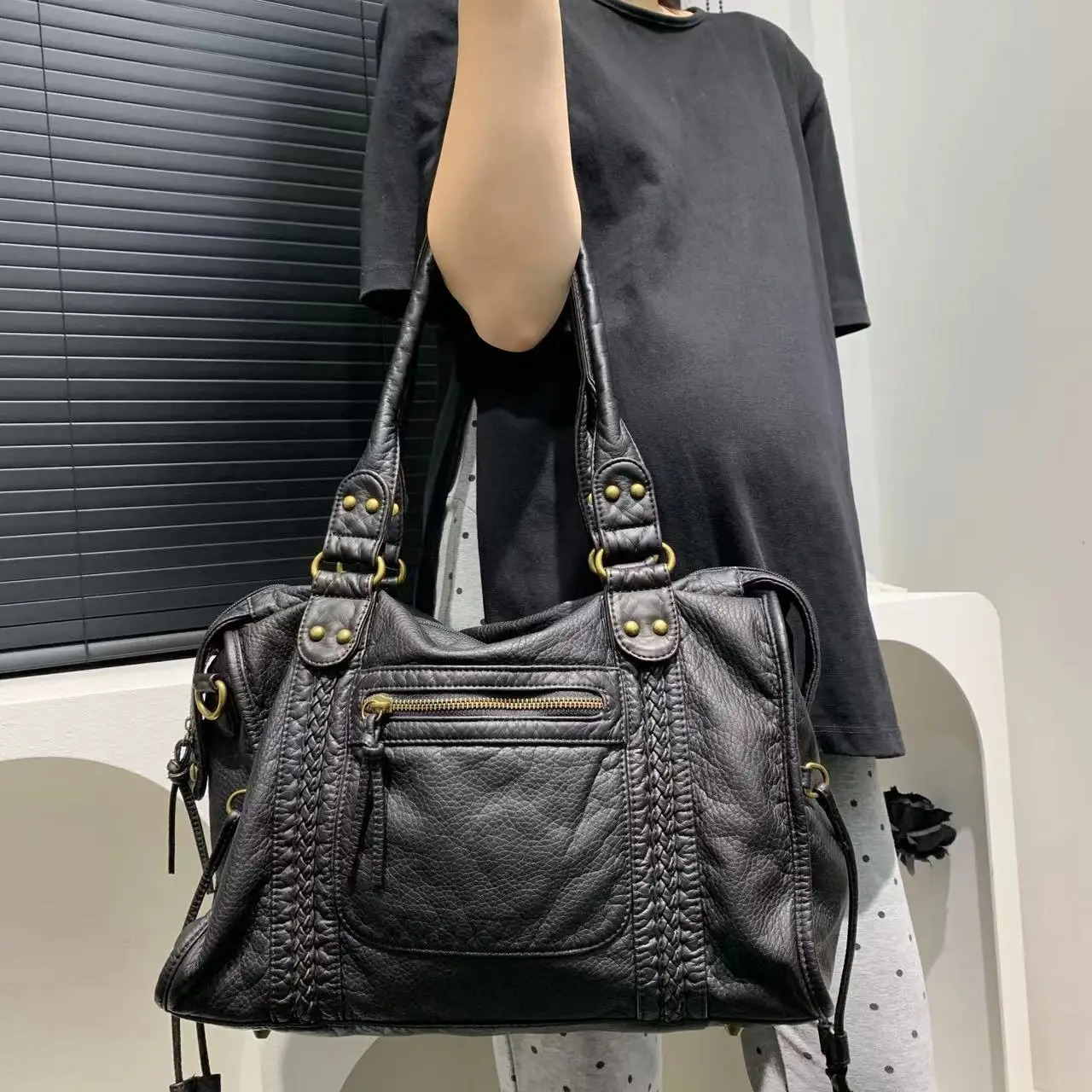 Y2K Spicy Girl One Shoulder Crossbody Bag Vintage Washed Leather Soft Leather Motorcycle Bag Large Capacity Bag 251031