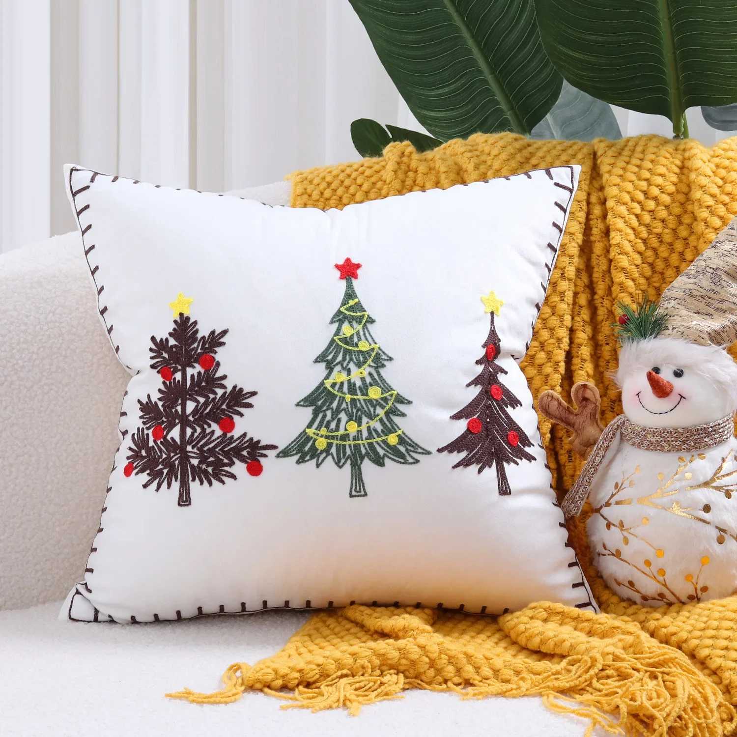 Christmas Patchwork Embroidered Cushion Cover Red Green MerryChristmas Pillow Case Velvet Home Decor Decorative Cushion for Sofa Y251105
