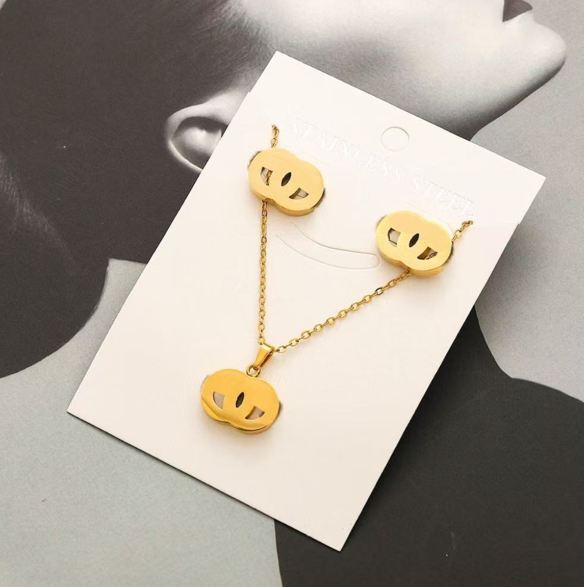 Designer Never Fade 18k Gold Plated Necklace Collection - Durable Stainless Steel Pendants Perfect for Fashionable Events