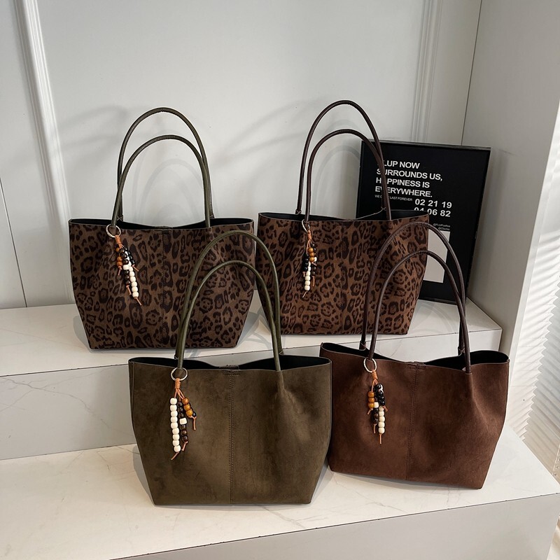 Hot-Selling Retro Melad Large Capacity for Women 2025 New Versatile Commuter Shoulder Handheld Tote Bag