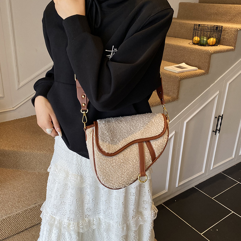 Free delivery designer bag tote bag Unique texture single shoulder crossbody bag underarm bag A small bread roll