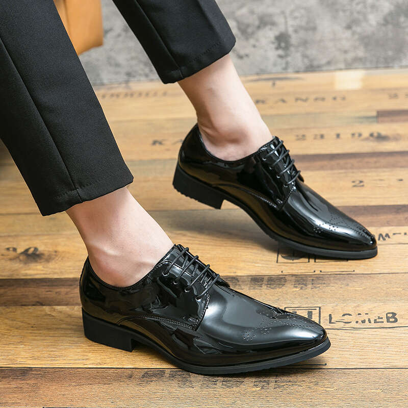 Large size new shiny fashionable men's business dress shoes, British style Block carved trendy leather shoes