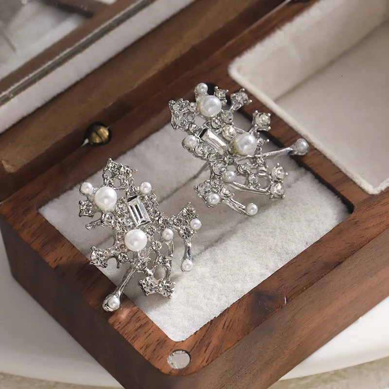 Sparkling Crystal Zircon Snowflake Pendant Earrings Women Exquisite Imitation Pearl Nebula Earrings Women Year Party Jewelry 251131