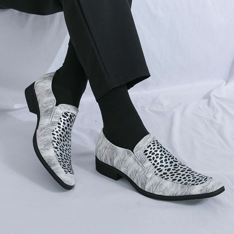 Large men's shoes, fashionable pointed loafers, trendy leopard print, one foot hairstylist's small leather shoes
