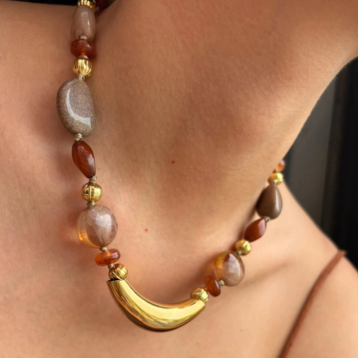 Retro Natural Agate Beaded Necklace with Stainless Steel Bull Horn Charm Waterproof Womens Handmade Jewelry 251031