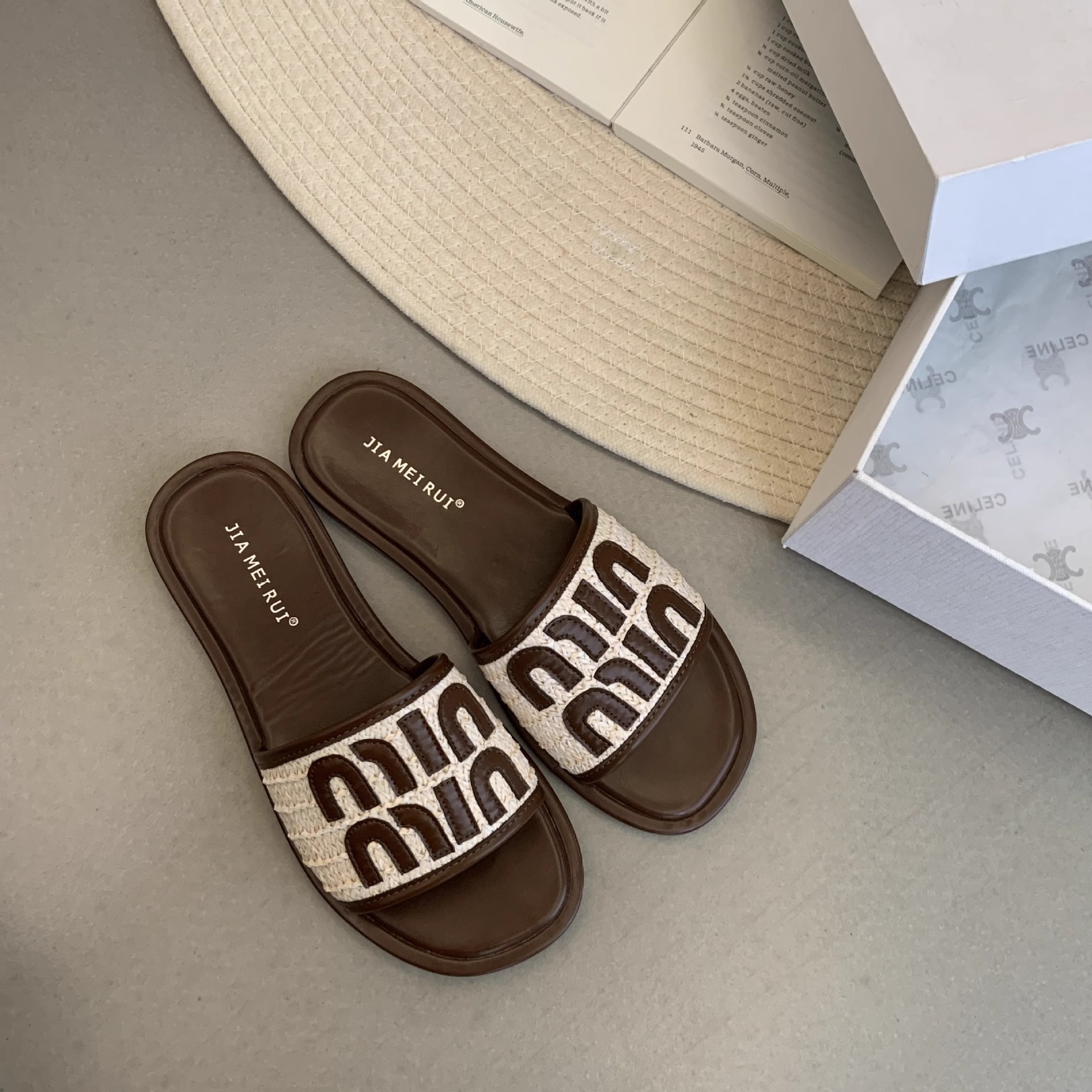 Slippers Designer free Shipping One word slippers Flat sandals Casual sandals Holiday beach slippers new