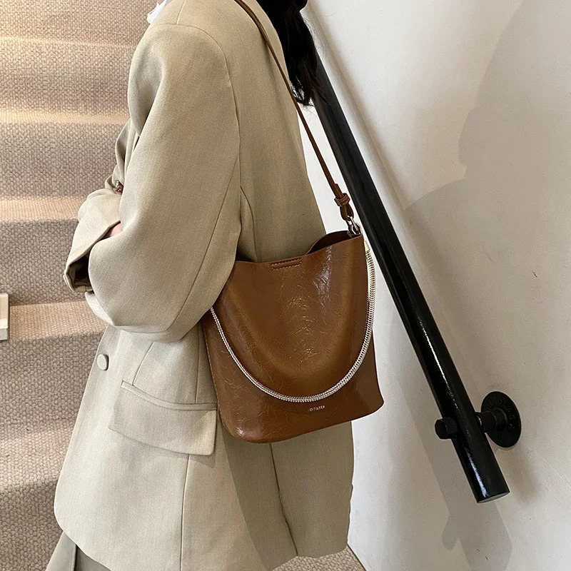 Product Chain Simple PU Bucket Womens Handbag Large Capacity Trendy Fashion Solid Color Trendy Buckle Shoulder Bag 251104