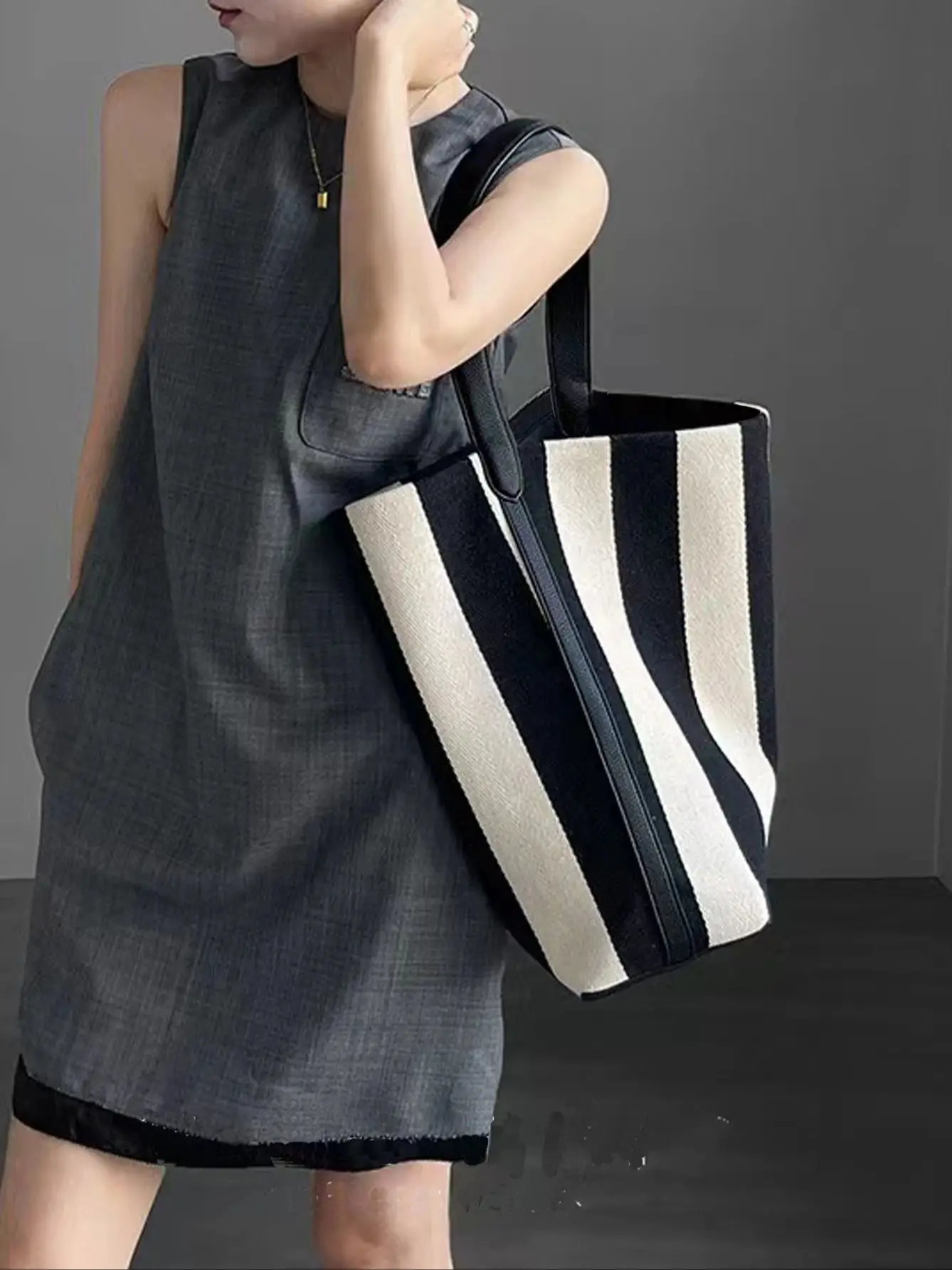 Black and white striped contrast handbag large capacity womens canvas shoulder bag fashionable simple 250401