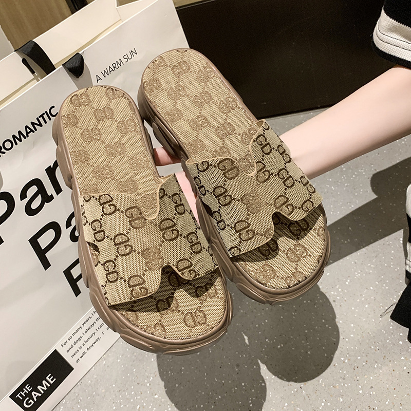 designer shoes 2025 European fashion brand letter cool for women style thick-soled flip-flops for outdoor wear beach shoes for women