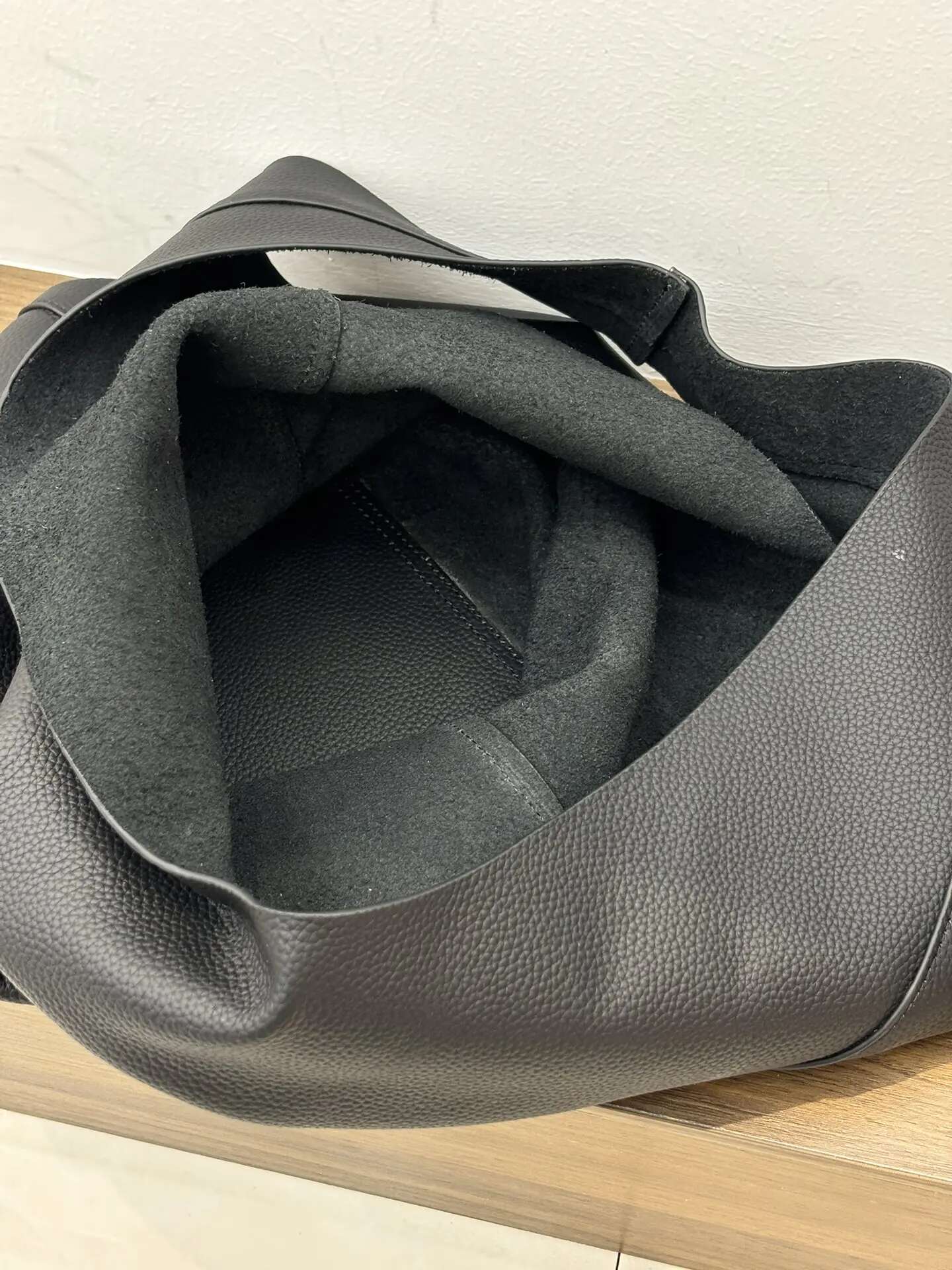 2025 Spring Trending Quiet Hobo Soft Slouchy Leather Shoulder Bag For Work Travel Minimalist Aesthetic