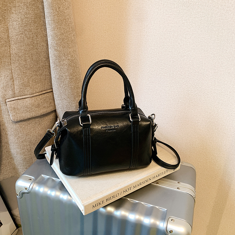 2025 Autumn Women's Simple Leisure Fashion Luxury Party Handbag Large Capacity Crossbody Bag Essential Shoulder Bag for College Students Shopping