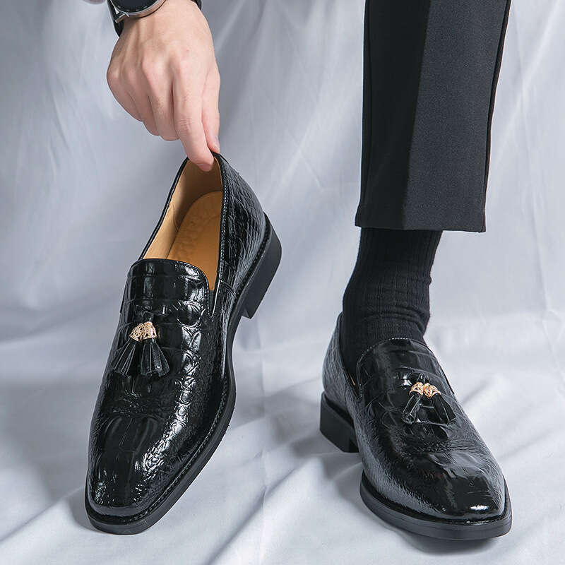 Large crocodile patterned embossed tassel men in sizes 38-48, business casual leather shoes for men, pointed loafers