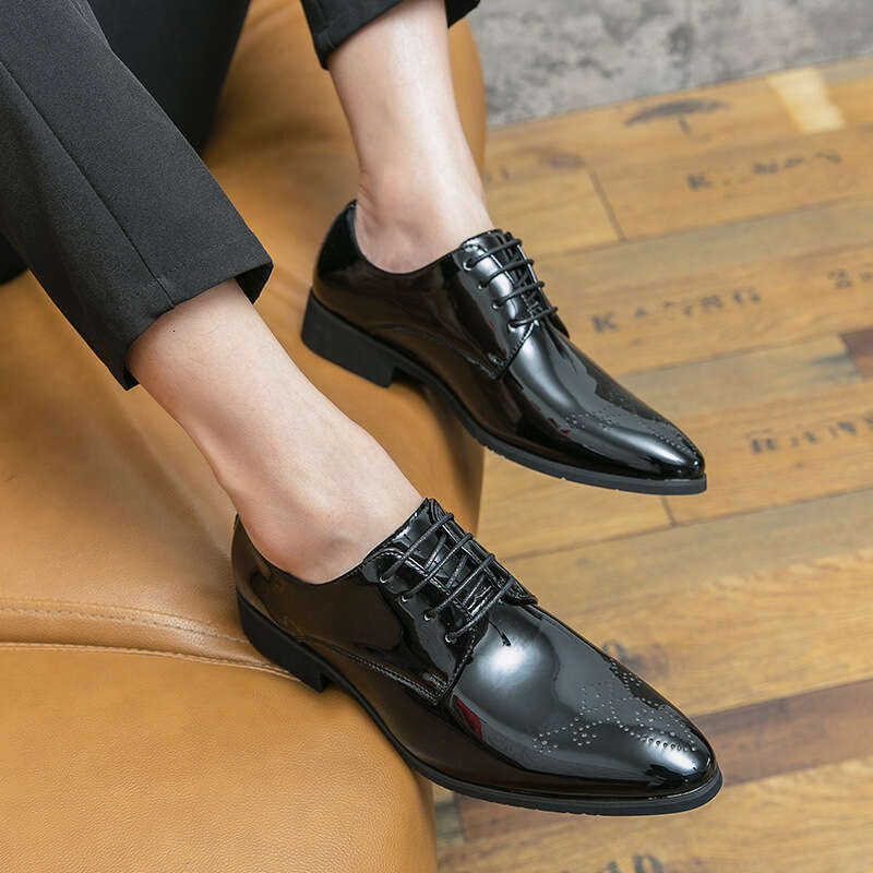 Large size new shiny fashionable men's business dress shoes, British style Block carved trendy leather shoes