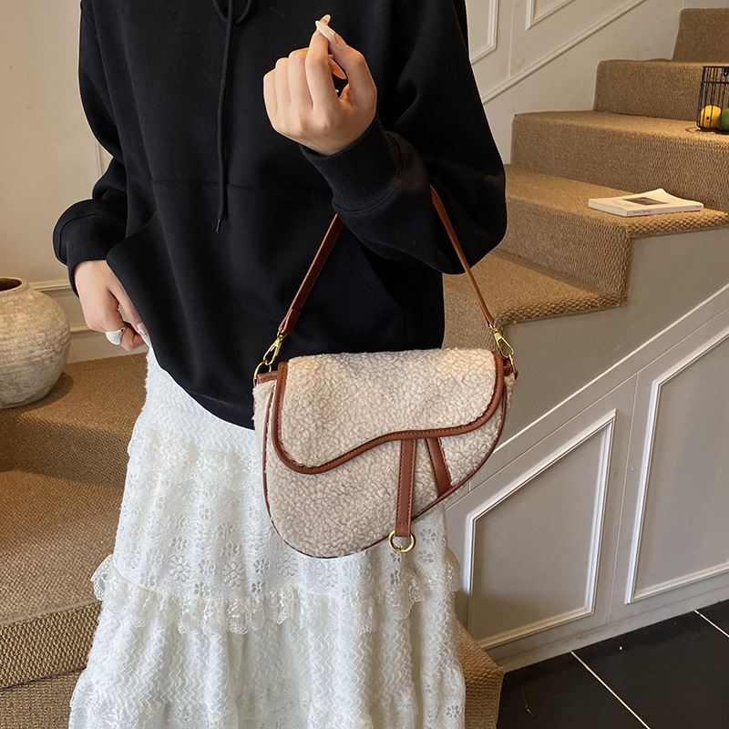 Free delivery designer bag tote bag Unique texture single shoulder crossbody bag underarm bag A small bread roll