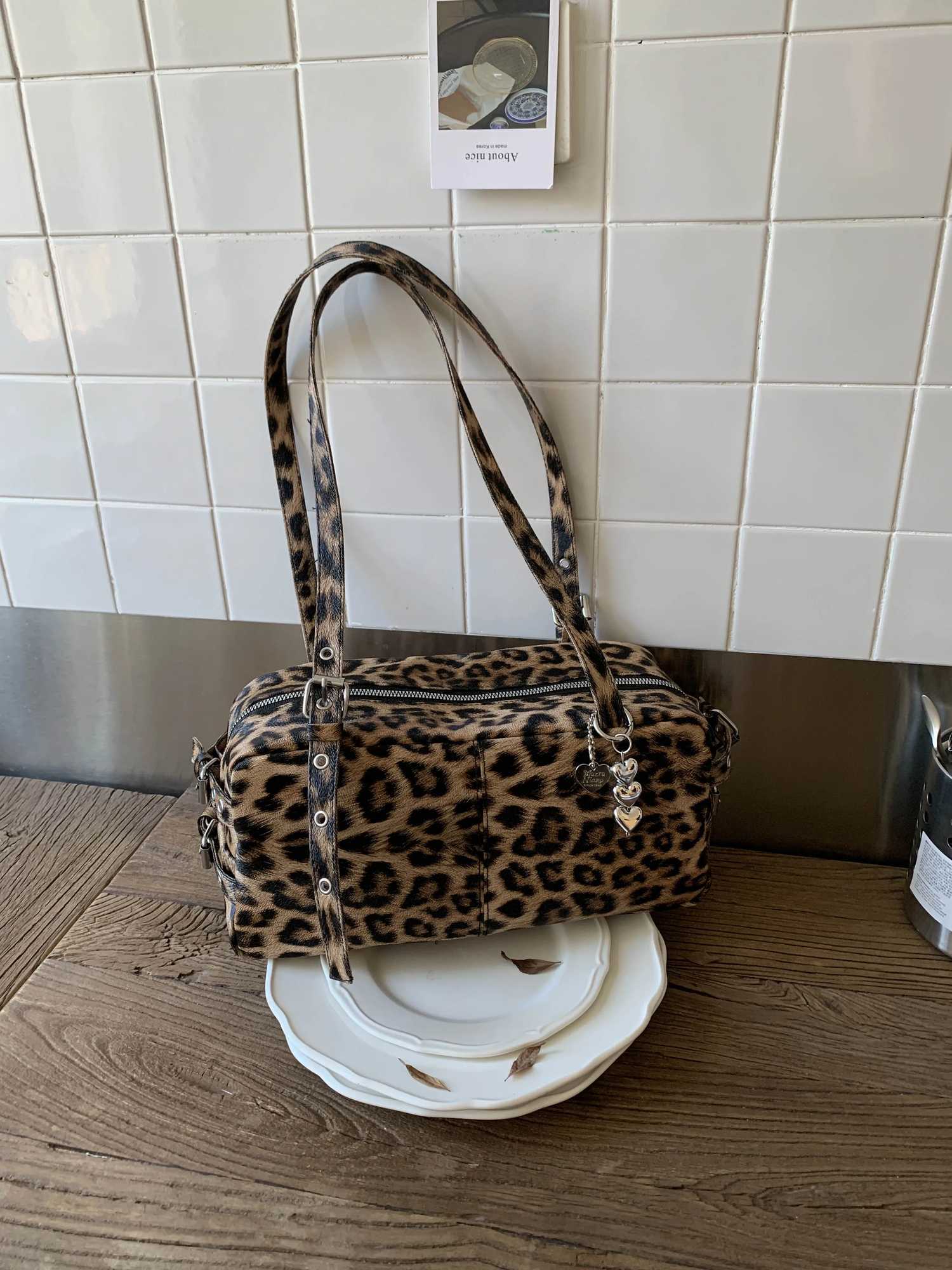 Personality Trendy Casual Textured Large-Capacity Pillow Bag 2025 Spring New Style Stylish Womens Shoulder Tote Bag Z251104