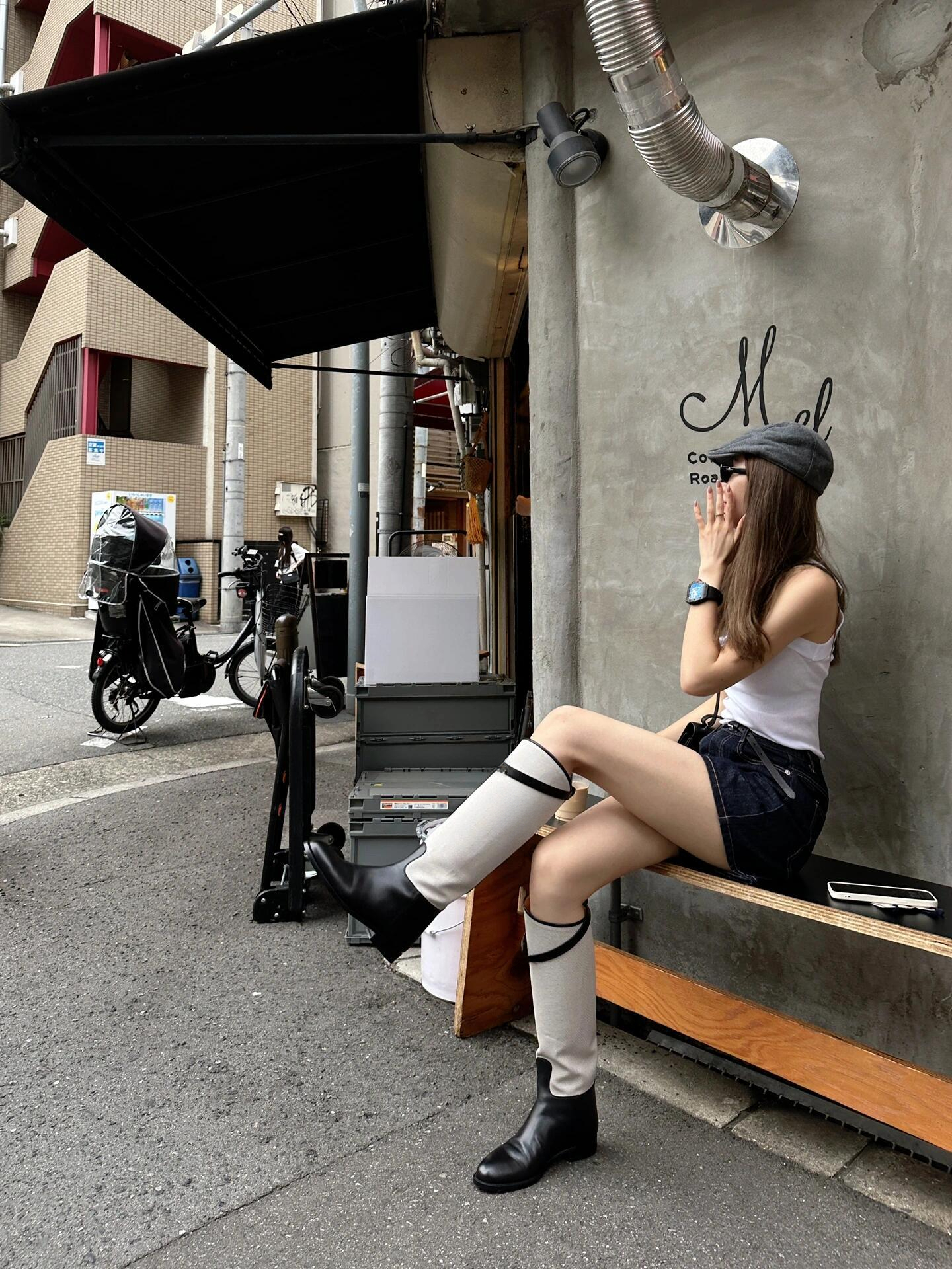 Autumn and winter new genuine leather Chelsea boots with retro luxury style, French sexy style, knee button up women's long boots, designer boots