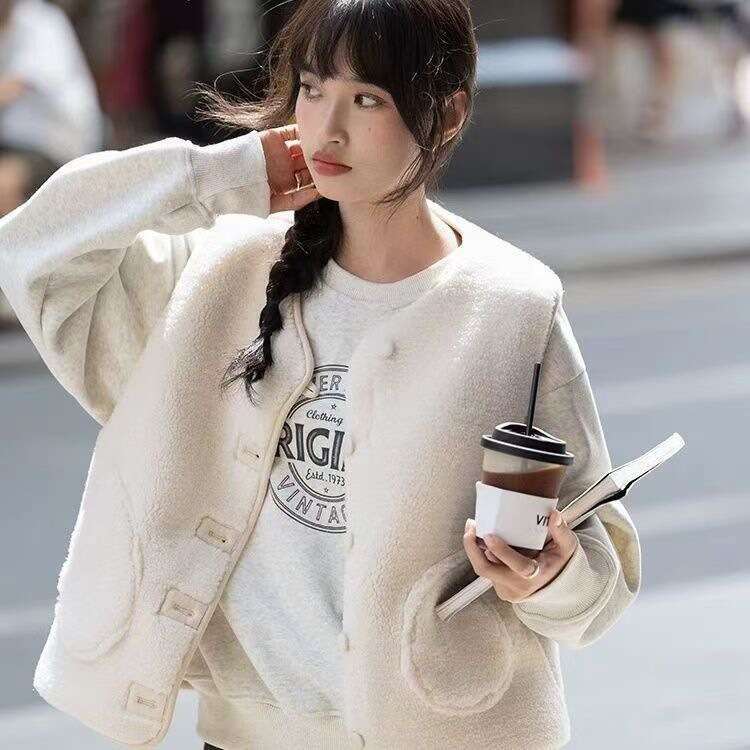 White Lamb Wool Vest For Women, Autumn And Winter Layering Coat, Petite Short Sleeveless Top B5