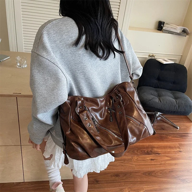 Vintage PU Leather Large Capacity Tote Rivet Zip Pockets Shoulder Cross body Bag Unisex Women Daily Travel Handbag 251031