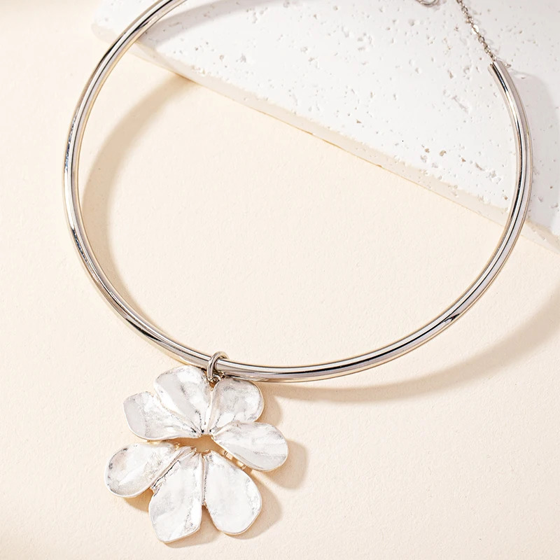 Exaggerated Big Metal Flower Pendant Choker Necklace for Women Wedding Female Collar Accessories Jewelry Gifts 251031