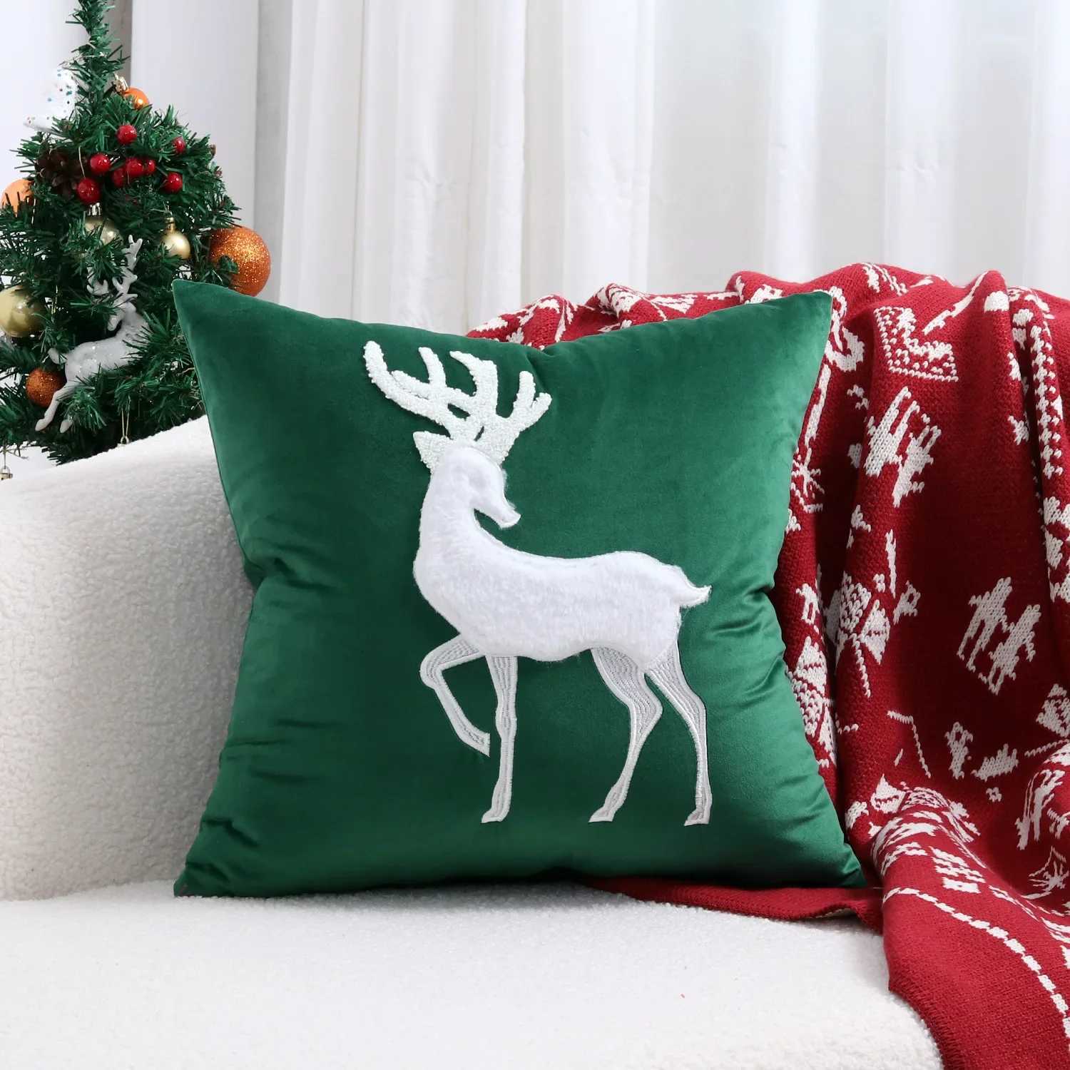 Christmas Patchwork Embroidered Cushion Cover Red Green MerryChristmas Pillow Case Velvet Home Decor Decorative Cushion for Sofa Y251105