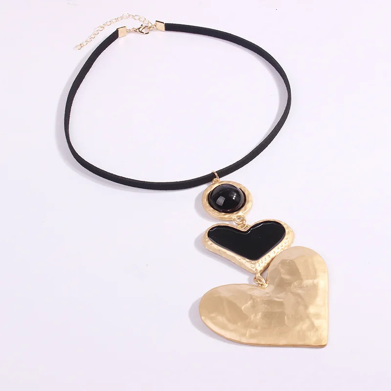 KMVEXO 2025 Fashion Big Love Heart Collar Choker Necklaces For Women Vintage Statement Pendant Necklaces Wedding Party Gifts 251031