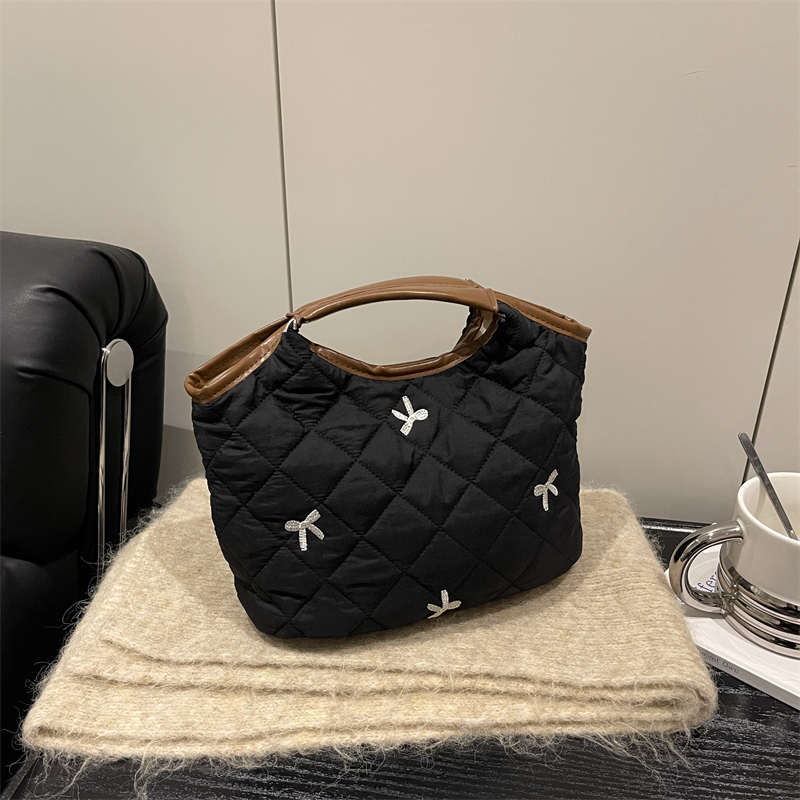 New winter women's simple casual fashionable luxury party handbag with large capacity crossbody bag, a must-have shoulder bag for college student