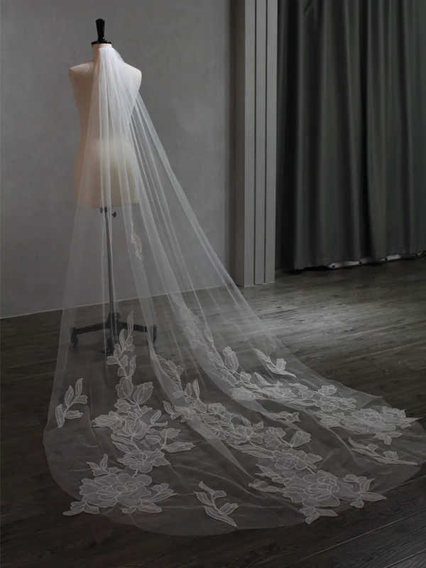 Charming Appliques Wedding Veil Lace One Layer Chapel Length Bride Veils With Comb High Quality Customized velo de novia